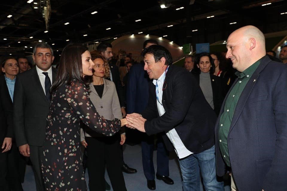 El alcalde de Santillana saluda a la Reina Leticia en FITUR