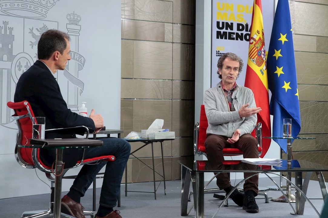 (I-D) El ministro de Ciencia e Innovación, Pedro Duque, escucha la intervención del director del Centro de Coordinación de Alertas y Emergencias Sanitarias, Fernando Simón, en el encuentro #LaInfanciaPregunta, en Madrid (España) a 18 de abril de 2020.
