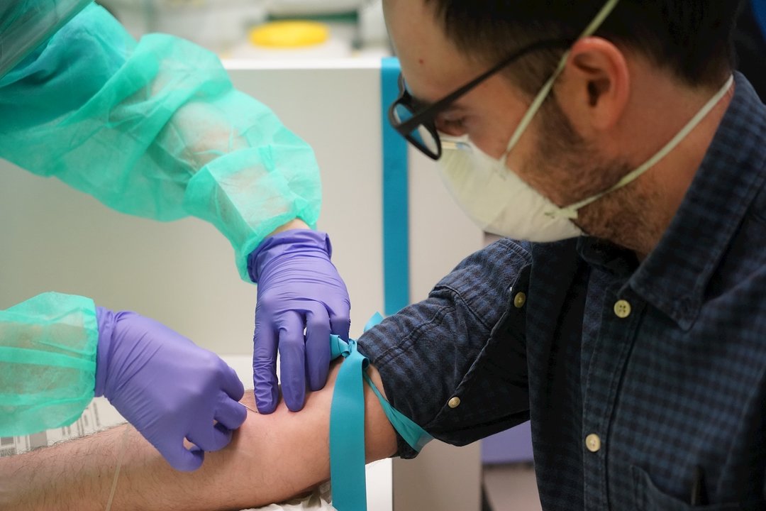 Una sanitaria saca sangre a uno de los paciente diagnosticados con COVID-19 a los que no se le realizó previamente test durante la prueba de cribado, en el centro de centro de salud de Osakidetza del casco viejo de Bilbao, a 27 de abril de 2020.