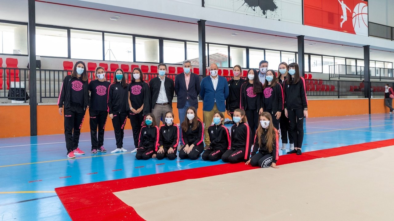 Zuloaga hace entrega de tapices a los clubes de gimnasia rítmica de Santander, Torrelavega, Castro Urdiales y Santillana del Mar