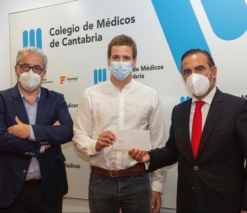 Colegio de Médicos entrega a Iñigo Navarro el premio al Mejor Expediente MIR