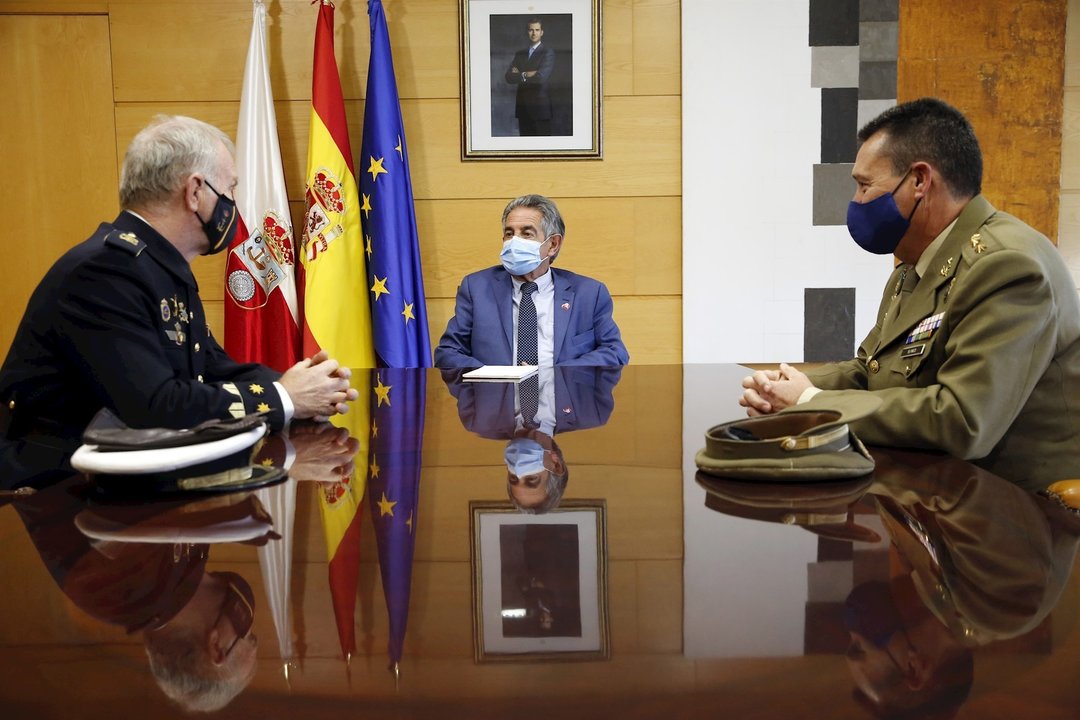 El presidente Miguel Ángel Revilla con el nuevod elegado de defensa y su predecesor