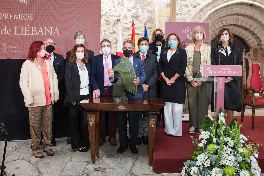 El presidente de Cantabria, Miguel Ángel Revilla, consejeros y otros asistentes a la entregada del Premio Beato de LIébana. Archivo
