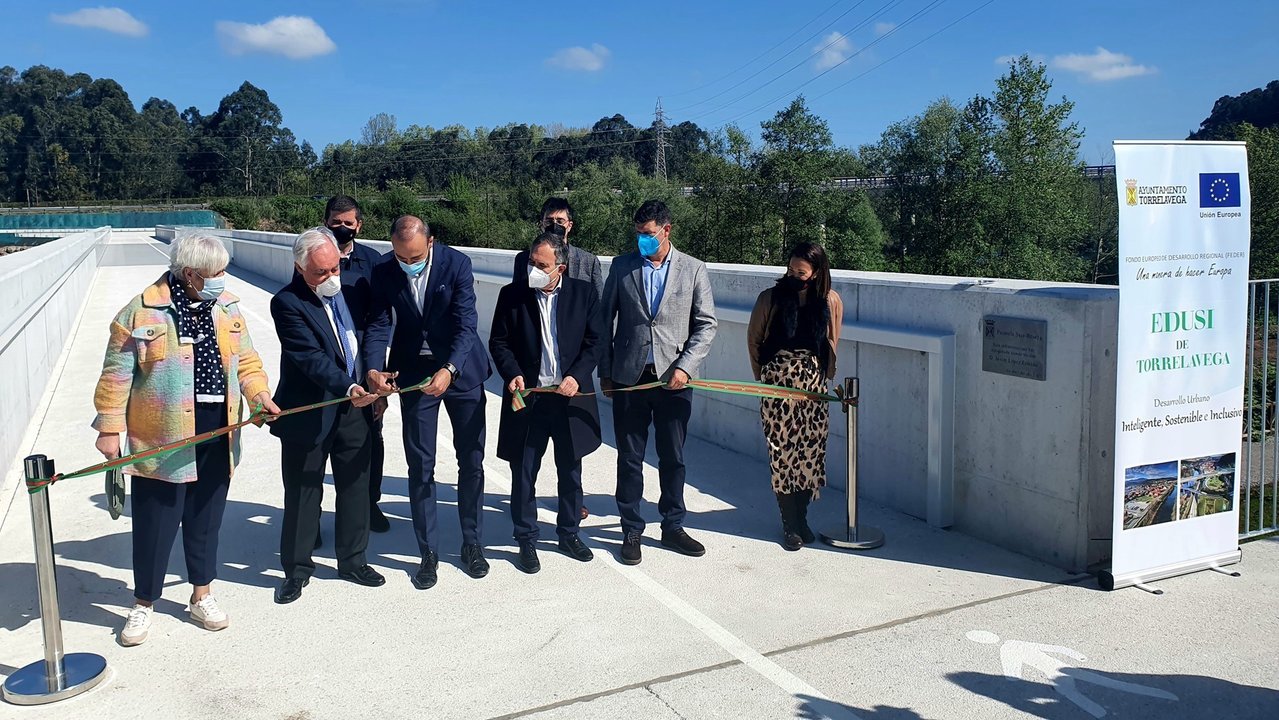 Acto de inauguración de la pasarela peatonal y ciclable sobre el Saja-Besaya en Torrelavega