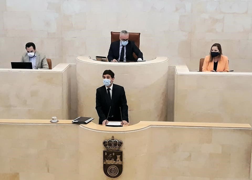 El director general de Justicia de Cantabria, Pablo Antonio Ortiz, en el Parlamento