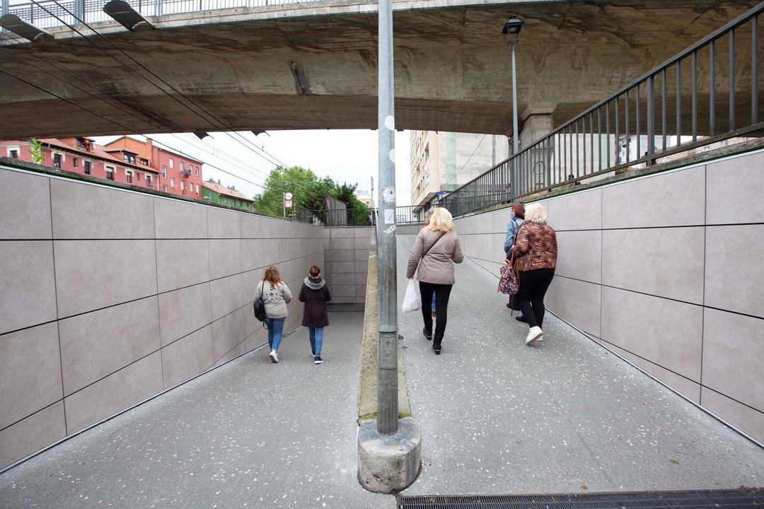 Trabajos de remodelación del paso peatonal subterráneo de Renfe.