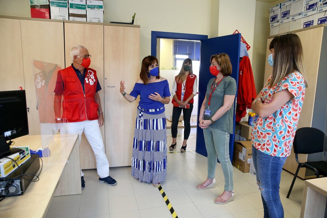 La consejera de Empleo y Políticas Sociales, Ana Belén Álvarez, realiza una visita a Cruz Roja.