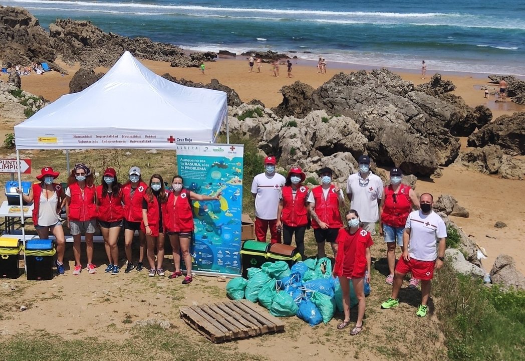 Voluntarios de Cruz Roja retiran 104 kilos de basuraleza de la playa de Valdearenas, en Liencres.