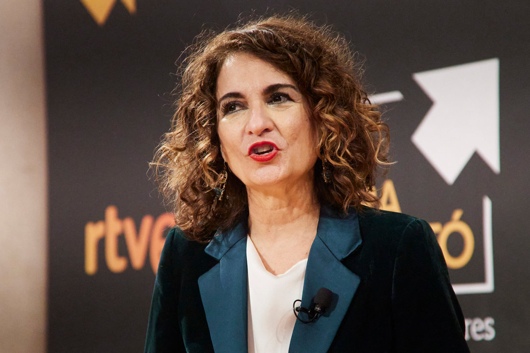La ministra de Hacienda, María Jesús Montero, posa durante el programa de RTVE “Fuera de Plató” celebrado en la Fundación, a 28 de enero de 2022 en Sevilla (Andalucía, España)

