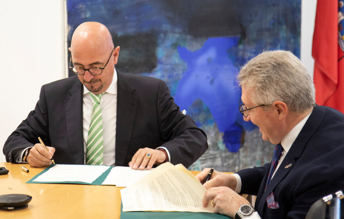 El consejero de Salud, César Pascual, firma el convenio marco en Cuidados Paliativos entre Fundación Marqués de Valdecilla y la Asociación Española contra el Cáncer. 
09 abril 2024