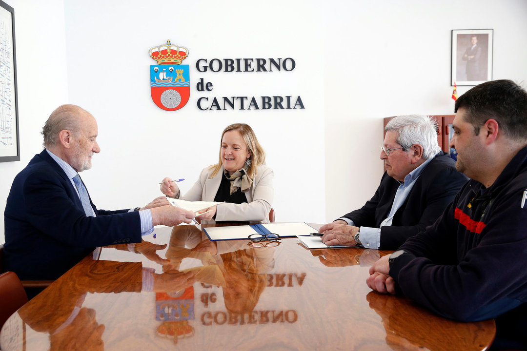 La consejera de Presidencia, Justicia, Seguridad y Simplificación Administrativa, Isabel Urrutia, firma un convenio de colaboración con los Bomberos Voluntarios de Santander. 
24 ABR 24